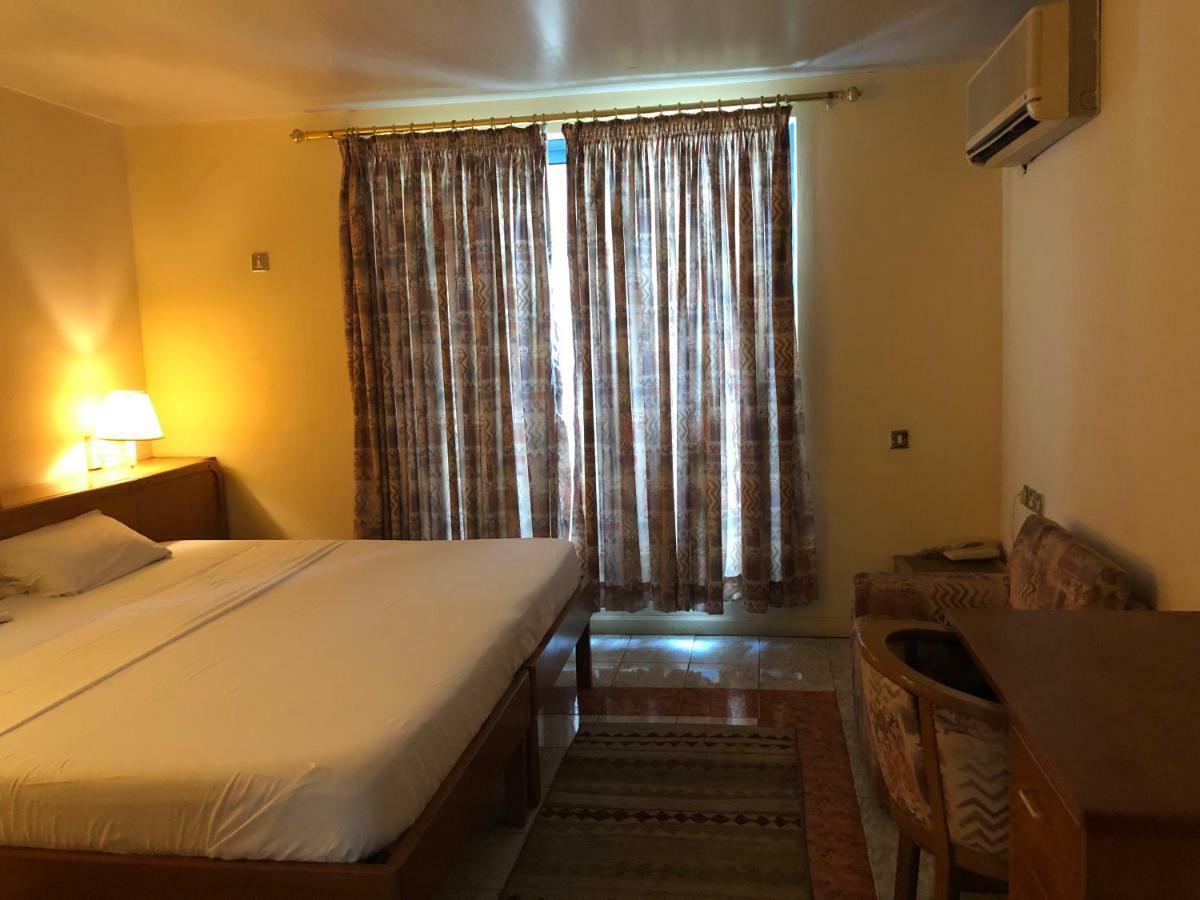 Maple Leaf Korean Hotel Achimota Extérieur photo